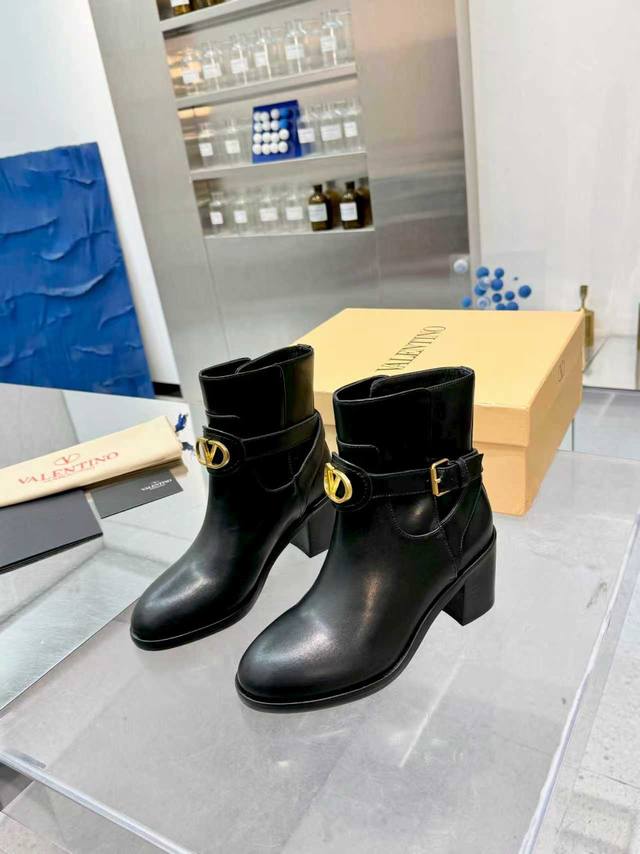 出厂价Pp：￥ DDD 顶级代购版本 Valentno 华伦新秀款！ DDD 2025Ss最新金属Logo 原版购入1:1顶级复刻！精致的楦型设计，侧身弧线完美