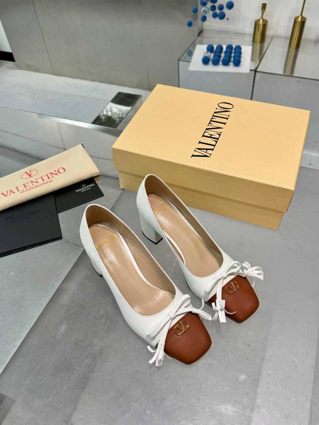 出厂价Pp￥ DDD 华伦25Ss新品拖鞋，V扣又一完美的设计，抛弃了一贯铆钉元素、化繁为简、更加精致耐看上脚尽显优雅气质♀♀♀♀♀ DDD 鞋面：进口牛皮 D