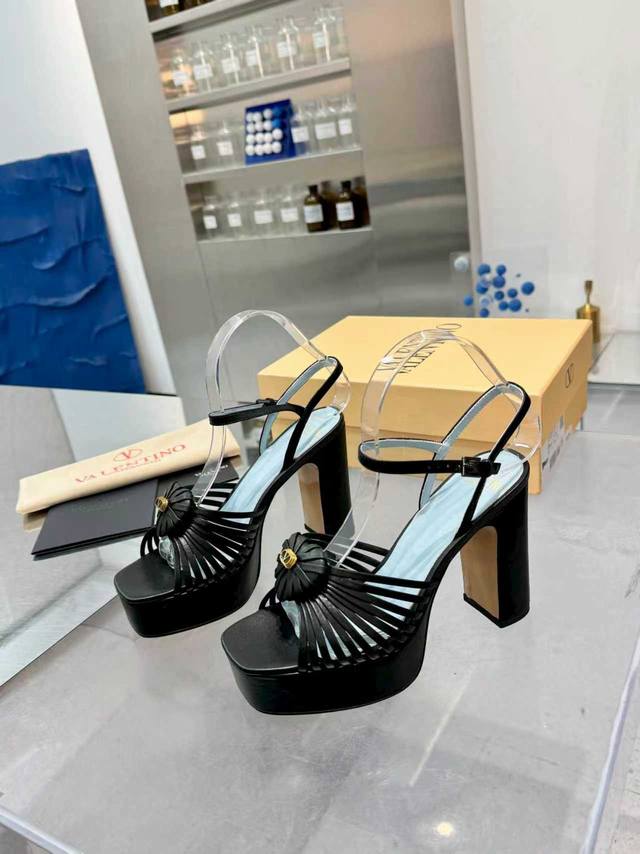 出厂价Pp：￥ DDD 顶级代购版本 Valentno 华伦新秀款！ DDD 2025Ss最新金属Logo 坡跟高水台凉鞋！原版购入1:1顶级复刻！精致的楦型设