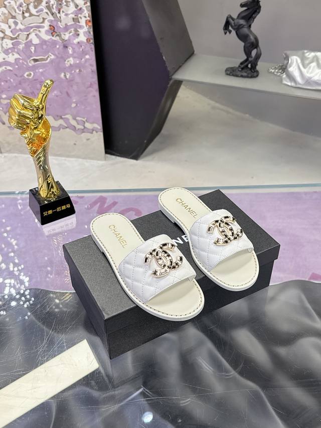 工厂P价P： DDD 香奈儿 2026新款拖鞋 DDD 火热上新非常好看又百搭的一款单品、官网同步更新、搭配定制扣子上脚绝对好看又百搭、出门绝对回头率爆满 DD