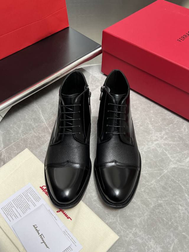 菲拉格慕Ferragamo男士精品皮靴,这款男士马丁靴鞋型优雅,细节华丽,彰显端庄考究风范,适合伴您出席鸡尾酒会。面料采用进口牛皮,呈现令人惊艳的质感,内里本染 菲拉格慕Ferragamo男士精品皮靴,这款男士马丁靴鞋型优雅,细节华丽,彰显端庄考究风范,适合伴您出席鸡尾酒会。面料采用进口牛皮,呈现令人惊艳的质感,内里本染