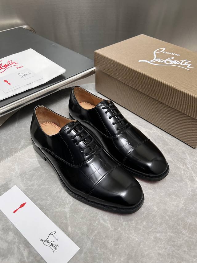 Cl 新品男士正装牛津鞋 Christia* Loubouti* 红底鞋 红底奢雅，重塑休闲正装的格调边界 在材质选择上极尽创新，通过不同材质的碰撞营造层次丰富