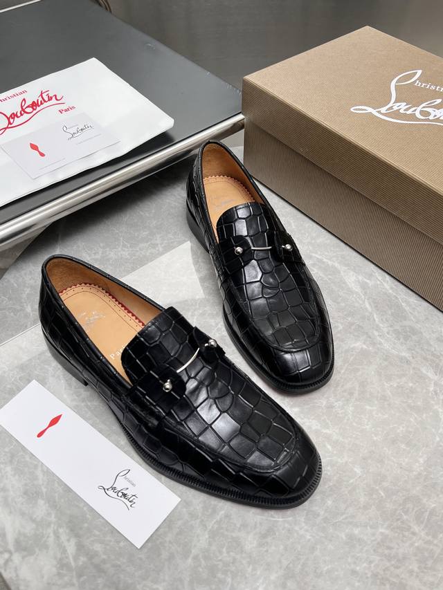 Cl 新品男士正装鞋乐福皮鞋 Christia* Loubouti* 红底鞋 红底奢雅,重塑休闲正装的格调边界 在材质选择上极尽创新,通过不同材质的碰撞营造层次 Cl 新品男士正装鞋乐福皮鞋 Christia* Loubouti* 红底鞋 红底奢雅,重塑休闲正装的格调边界 在材质选择上极尽创新,通过不同材质的碰撞营造层次