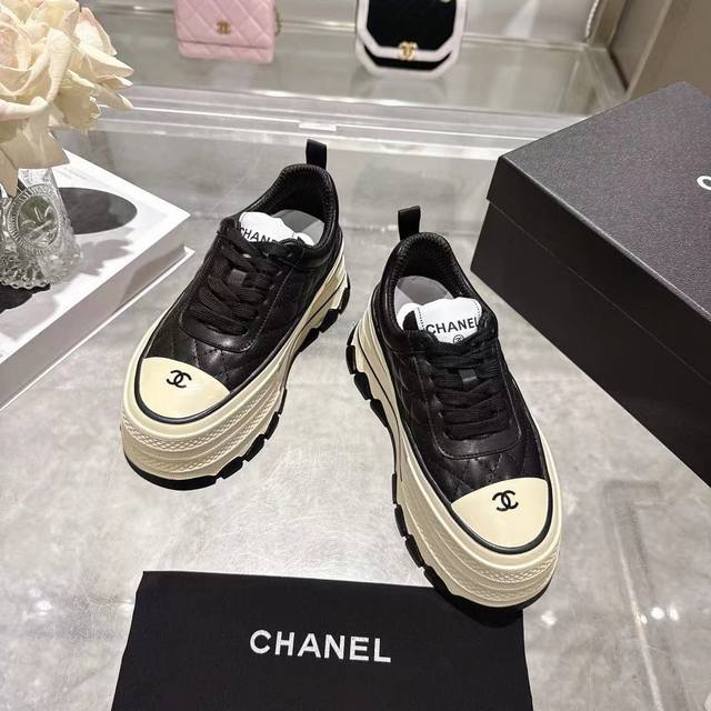 Size:35-41 DDD Chanel 25C新款香奈儿运动休闲鞋 DDD 百搭小白鞋 款式搭配不会出错 DDD 撞色搭配活力满满啊 DDD 侧面压印Log