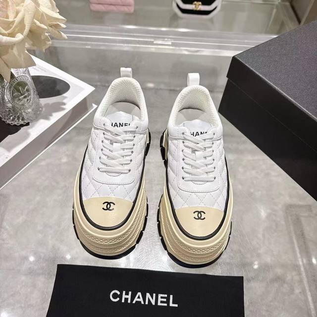 Size:35-41 DDD Chanel 25C新款香奈儿运动休闲鞋 DDD 百搭小白鞋 款式搭配不会出错 DDD 撞色搭配活力满满啊 DDD 侧面压印Log