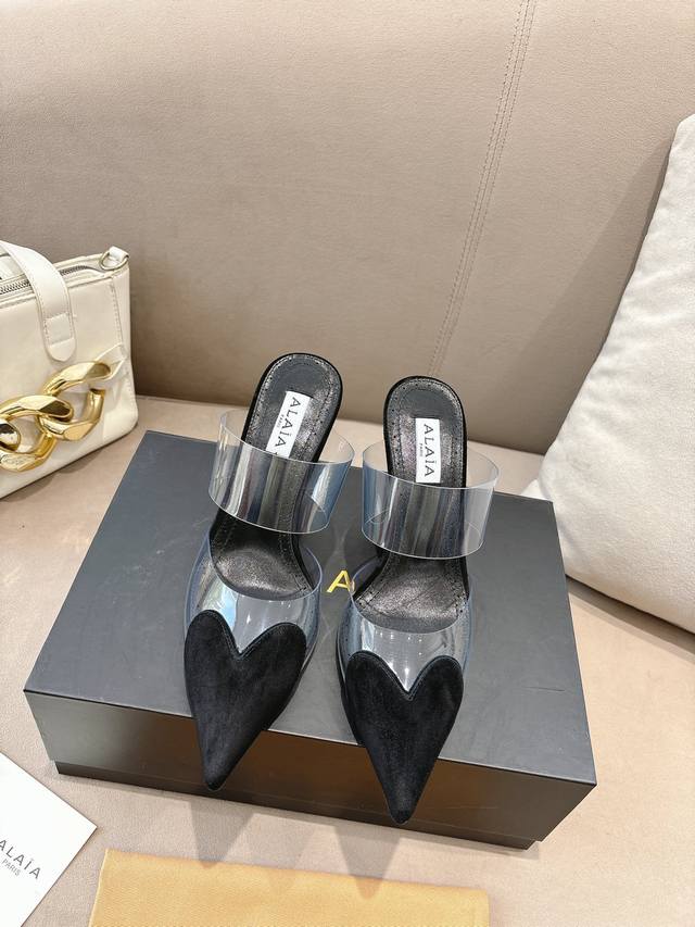 Alaa2026 春夏Highlove坡跟穆勒鞋 标志性爱心鞋头+透明Pvc拼接，辨识度超高麂皮材质与裸色透明材质结合，视觉轻盈，坡跟设计拉长腿部线条，穿着更稳