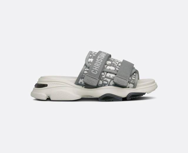 最高版本 Dior 老花字母爆款凉托 DDD 此款休闲鞋采用印花网眼织物精心制作，搭配同色调软发泡大底，大底侧边饰以品牌Logo，打造经典造型，穿着舒适，可搭配