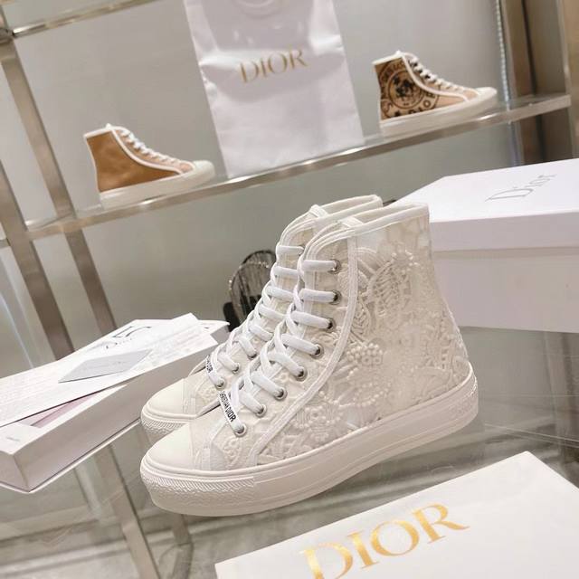 春季Walk ‘N’Dior刺绣中帮休闲鞋，采用蕾丝面料，刺绣工艺更显精致，白色橡胶底，鞋舌和鞋带采用Christian Dior标志装饰。 水柒牛皮内里，牛皮