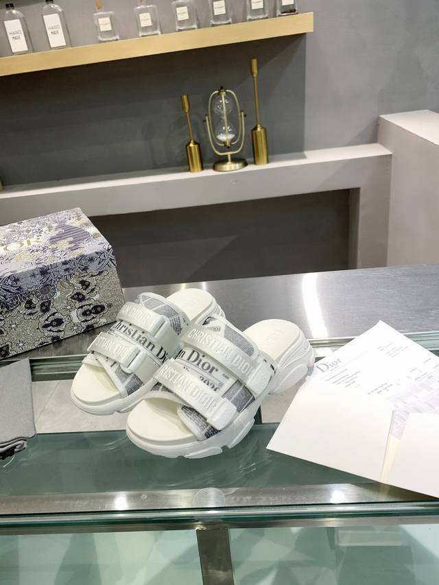 Dior 2025迪奥 Shoes 22 拖鞋厚底一个女孩的身份证明六 个 字 母[帮派女孩专属]别样初夏，内心裹藏蓄势待发的自由跳脱居家舒适圈，街拍变得不知所