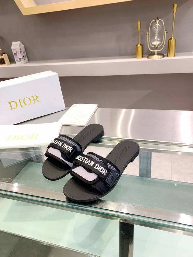 Dio* & Moi 采用棉质面料精心制作，优雅精致，时尚百搭。 DDD ★双色“Christian Dio*”标志刺绣饰带 DDD ★鞋底饰以 Christi