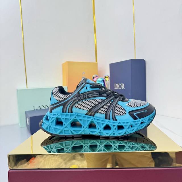 顶级版本！ DDD Dior迪奥B35最新款老爹运动鞋是秋季新品，以时髦复古风格丰富经典系列。精心制作，可全年与休闲造型搭配 DDD 顺应复古市场的趋势的 Da