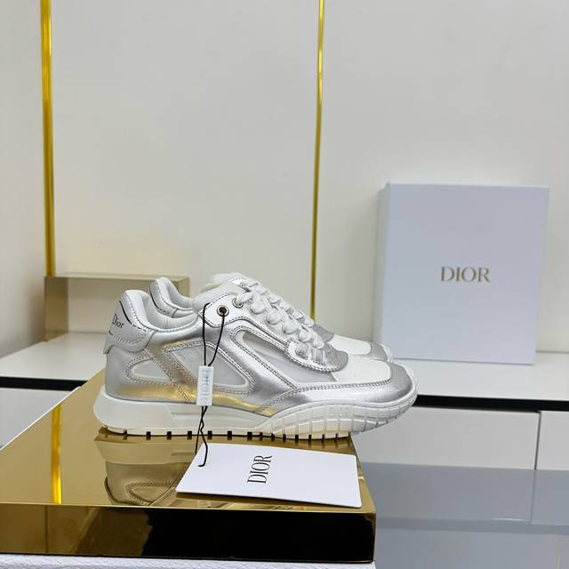 出厂价Pp： DDD 高版本. 原版购入开发 H Or 这款Dior Vibe迪奥运动鞋融入 Dior 的高订精神，重新诠释经典跑鞋德训鞋.阿甘鞋.搭配 Obl