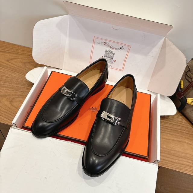 2026最新Herme S 牛皮乐福鞋，搭配内缝线鞋底和标志性Paris鞋扣。 DDD 打造时尚摩登造型。 DDD 经典鞋型 DDD 搭配进口牛皮鞋面。 DDD