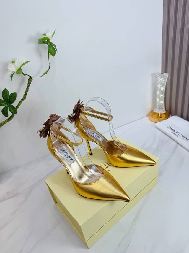 出厂 DDD Jimmy Choo 吉米周 DDD 是一个非常全面之尊贵时尚生活品牌， 香港,美国等大时尚博主及明星的同款表带女士高跟，中跟，平跟后空凉鞋系列。