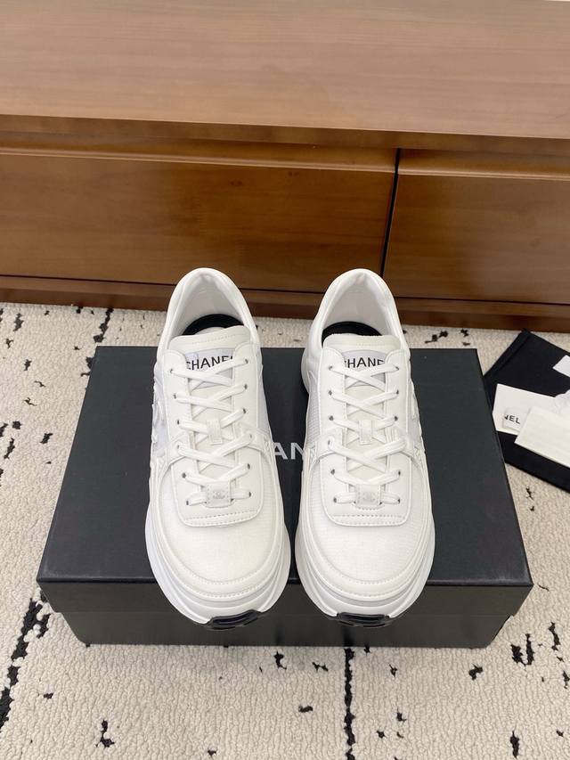 高版本 DDD Chane* 小香 25Ss 经典休闲鞋 DDD 香奈儿这款鞋融合了经典奢华与休闲运动风格。经典的双C品牌标识醒目地装饰于鞋身，彰显品牌的高端与