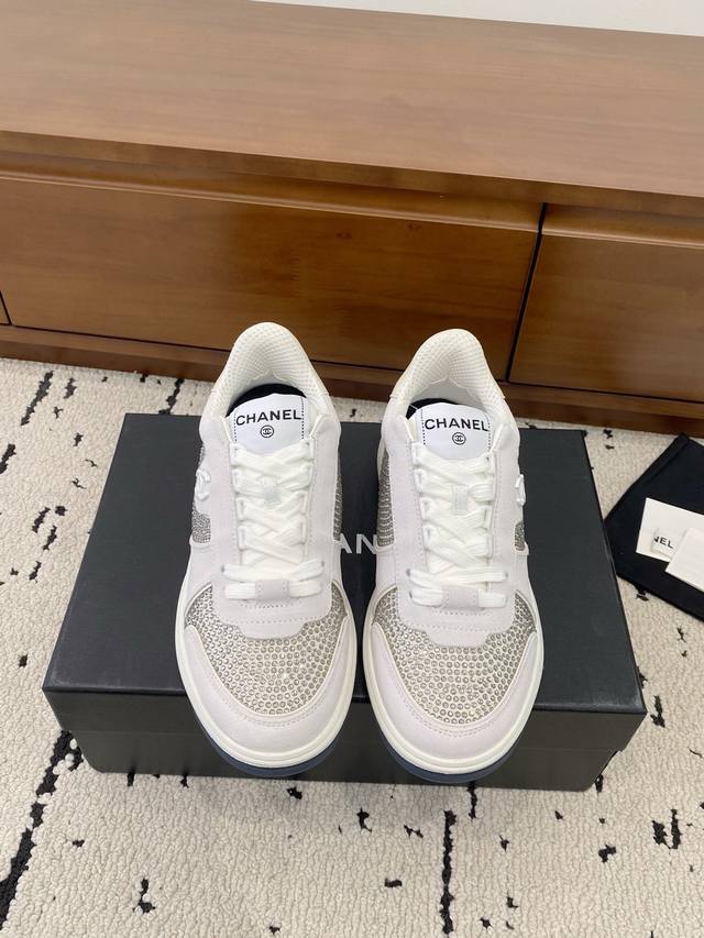 Chanel 26C早春度假款新鞋型休闲鞋 DDD 一双舒适的鞋子能给自己减少脚下的劳累，新款Very 百搭 不管是日常穿搭，姐妹聚会 职场通勤，户外运动及各种