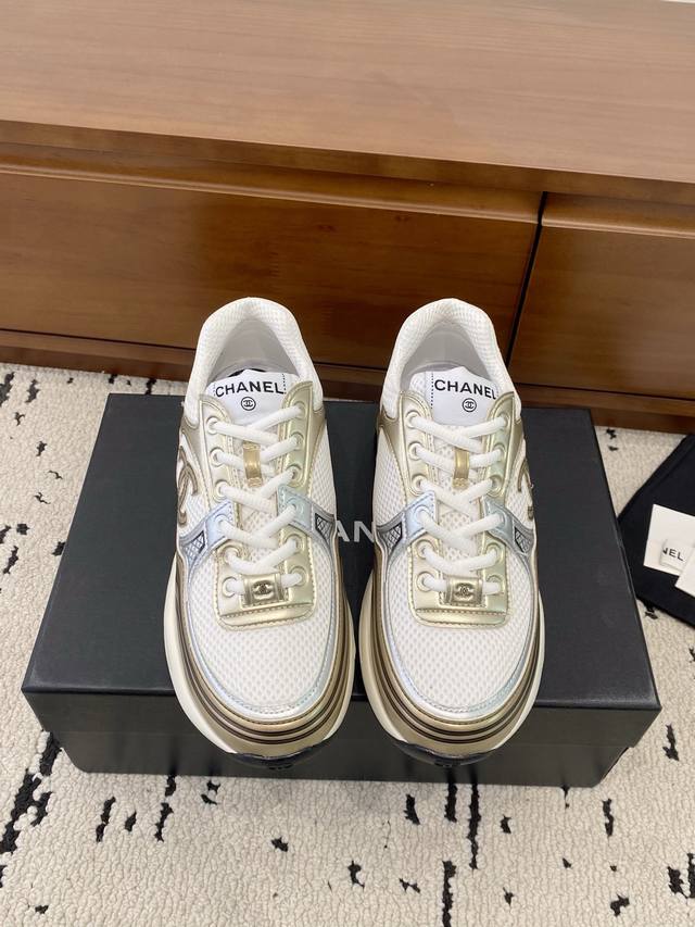 Chanel 香奈儿2026早春度假系列 最新款休闲运动鞋 银白，金白，银灰，黑红！无敌漂亮又好穿 非常轻便，内里也是超级软，超级舒服，鞋面透气设计，配色高级耐
