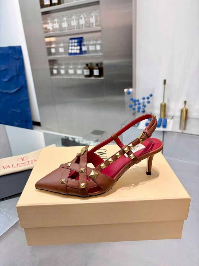 出厂价Pp￥ DDD 2026春夏新款，简直不要太好看性感的同时又带有少女的小可爱 DDD 经典的钉钉永不过时，原版打造，你值得拥有 DDD 面料：进口羊皮 D