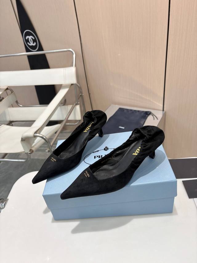 Prada 5.5Cm 尖头单鞋 DDD 早春造梦系列 柔光登场 DDD 后跟自然收褶｜贴合不掉跟 DDD 每一寸弧度都写满高级 DDD DDD 丝光羊猄 细腻