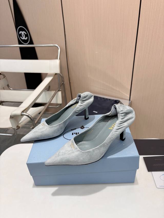 Prada 7.5Cm 尖头单鞋 DDD 早春造梦系列 柔光登场 DDD 后跟自然收褶｜贴合不掉跟 DDD 每一寸弧度都写满高级 DDD DDD 丝光羊猄 细腻