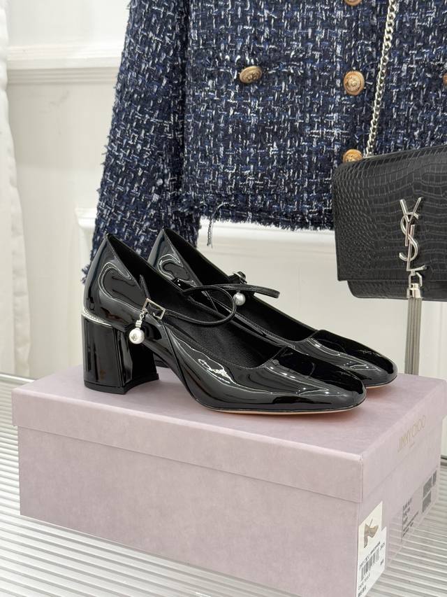 厂价 DDD Jimmy Choo｜周仰杰经典珍珠粗跟 DDD 玛丽珍单鞋 DDD Jc家永恒经典之作 简约设计 DDD 满满的少女风 既摩登又复古的味道 DD