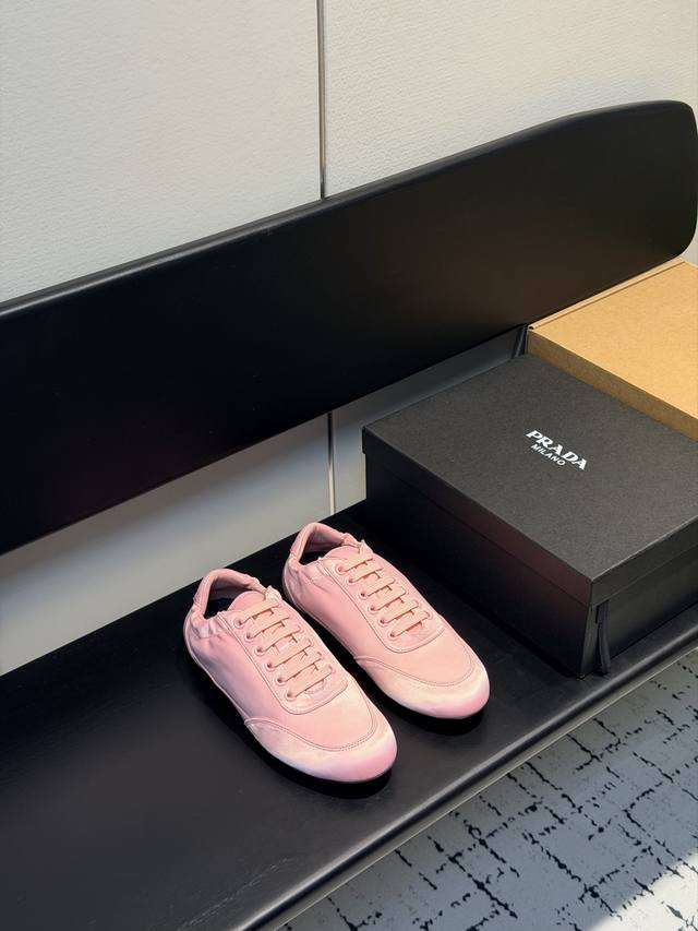 所见即所得Prada 26Ss新款 走秀新款一脚蹬懒人鞋 德训鞋官方春夏走秀新款，时髦百搭 即可咸又可甜 一点也不磨脚 无论光脚穿还是搭配袜子穿都超级减龄 超级