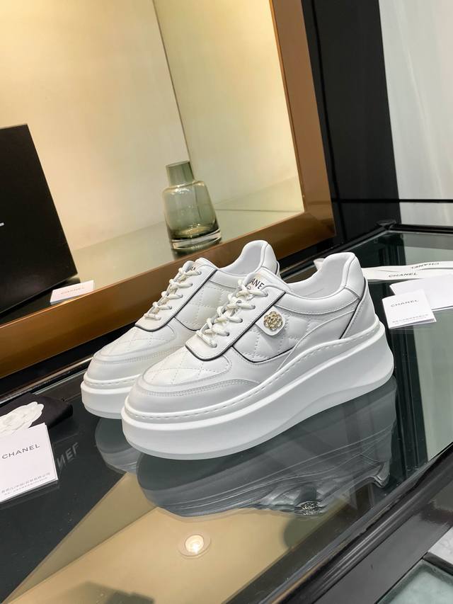 Chane*香家26C新款 ，小香整个系列产品已全面升级成功！至高性价比、绝对超值！面料采用：原版进口牛皮+混种羊皮凌格工艺面料。内里采用：原版羊裡很软，很舒适