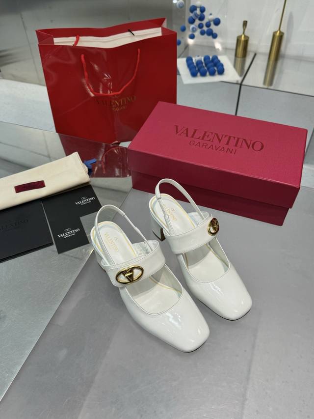 工厂P橡胶底 DDD 真皮底 DDD 华伦天奴专柜新款女士后空12色新品 DDD 独特的 经典 V扣五金配件，衬托出满满的高级感，新一季不负期待！ DDD 值得