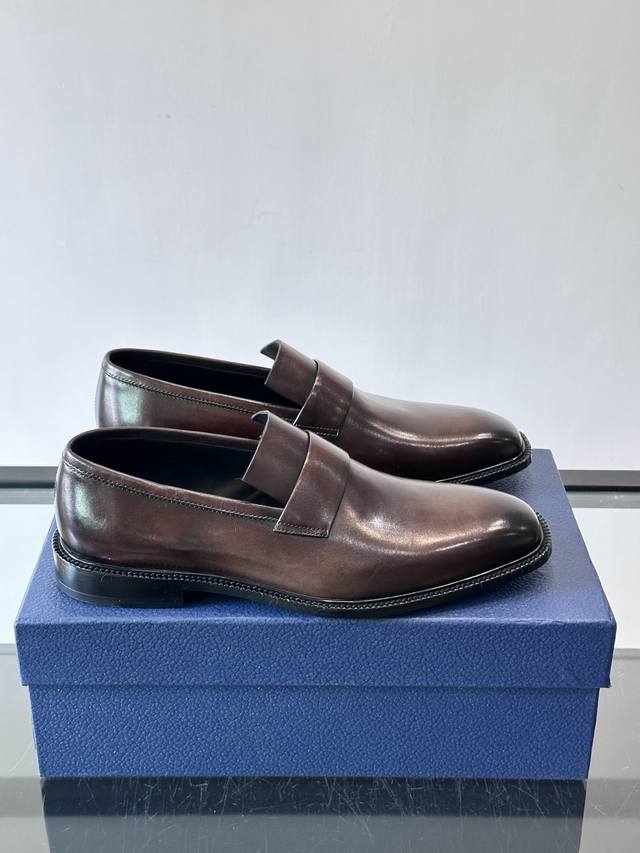 Dior男士正装皮鞋，选用优质小牛皮，亮面光泽感超赞，经典又实用，商务宴会、婚礼都能轻松驾驭。鞋底耐磨，手工缝线细节满分，舒适又耐穿。整体优雅大气，正装休闲都能