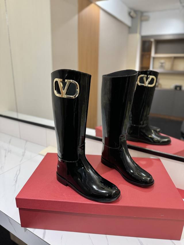 出厂价Pp： Valentino Garavanivlogo Type Rosso一脚蹬靴子 -钯金色调Vlogo Type镂空装饰 -V专柜最新款 顶级版本绝