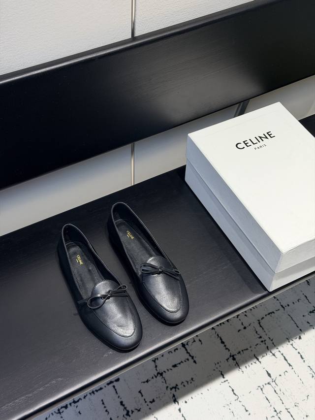 Celine思琳2026春夏最新款乐福鞋 DDD 超多明星网红种草 今年超火的乐福鞋 简简单单的老钱风穿搭 妥妥大厂出品 品质品控不用担心 复古摩登设计，西装裤