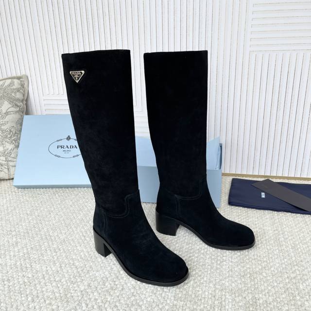 代购版 DDD Prada普拉达 秋冬新款麂皮高跟长靴 DDD 这款及膝长靴甄选丝滑绒面皮革制成，造型经典隽永。涂珐琅三角形金属徽标彰显经典优雅格调. DDD