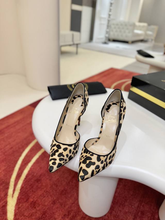 侧空单鞋W. DDD 定做不退不换 DDD 经典Kate系列10厘米高跟鞋，10厘米跟高挑战冷艳风格。闪耀魅惑红底，抒写香榭浪漫！ DDD Size：34码-4