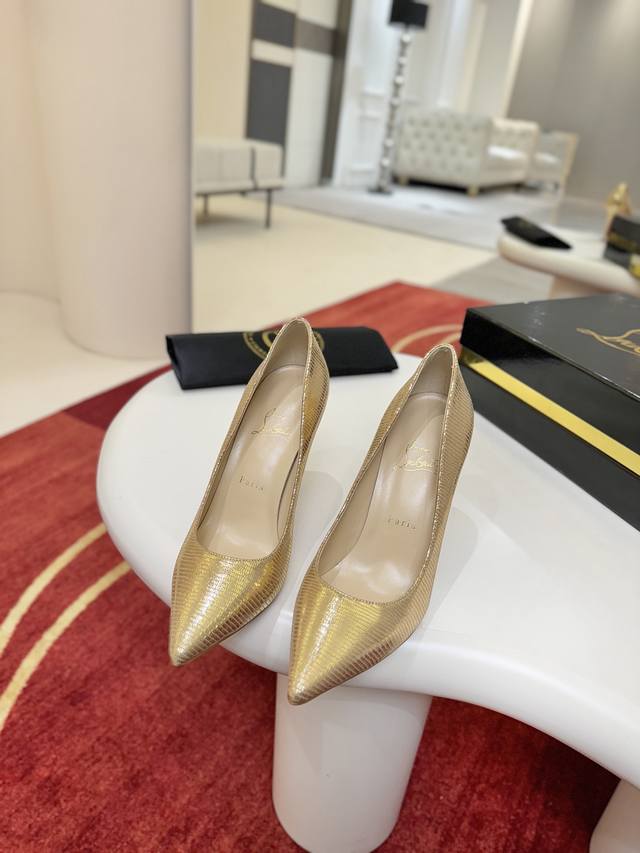 蜥蜴纹单鞋W. DDD 定做不退不换 DDD 经典Kate系列10厘米高跟鞋，亮面漆皮带来明亮光泽，10厘米跟高挑战冷艳风格。闪耀魅惑红底，抒写香榭浪漫！ DD