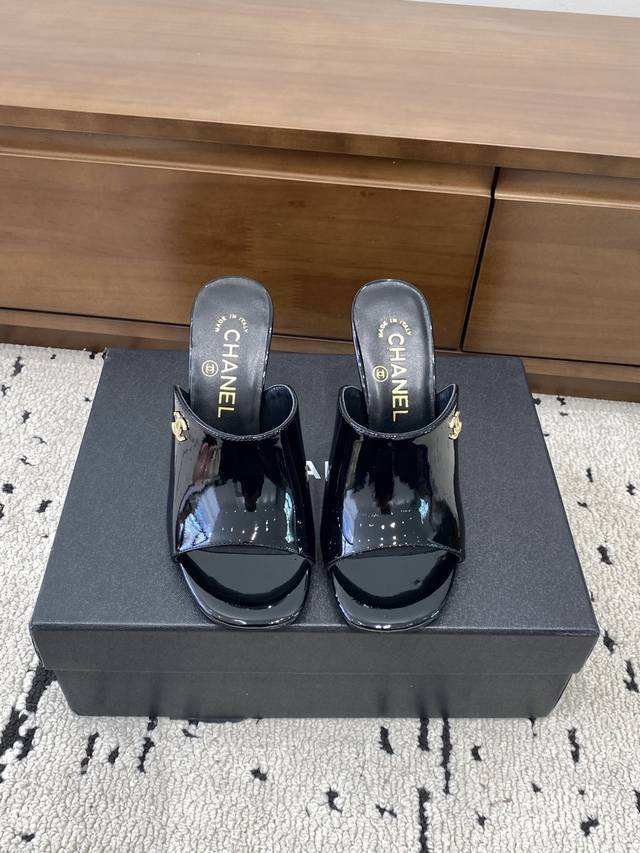 小香 26 DDD 2026早春新品 专柜经典款 小香双C纽扣高跟拖鞋系列上新 DDD Bs时尚圈的绝绝子 搭配将演绎着细致 极简 永不褪去的经典元素 展现与众