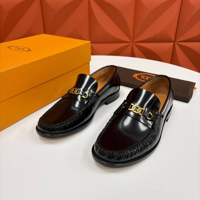 Tod*S新品 托德-斯 男士经典商务乐福鞋套脚皮鞋，莫卡辛便鞋气质款！全新设计抓皱鞋头，选用优质小牛皮 开边皱亮皮制成，抓皱出优雅的风格纹理，鞋身是标志性的“