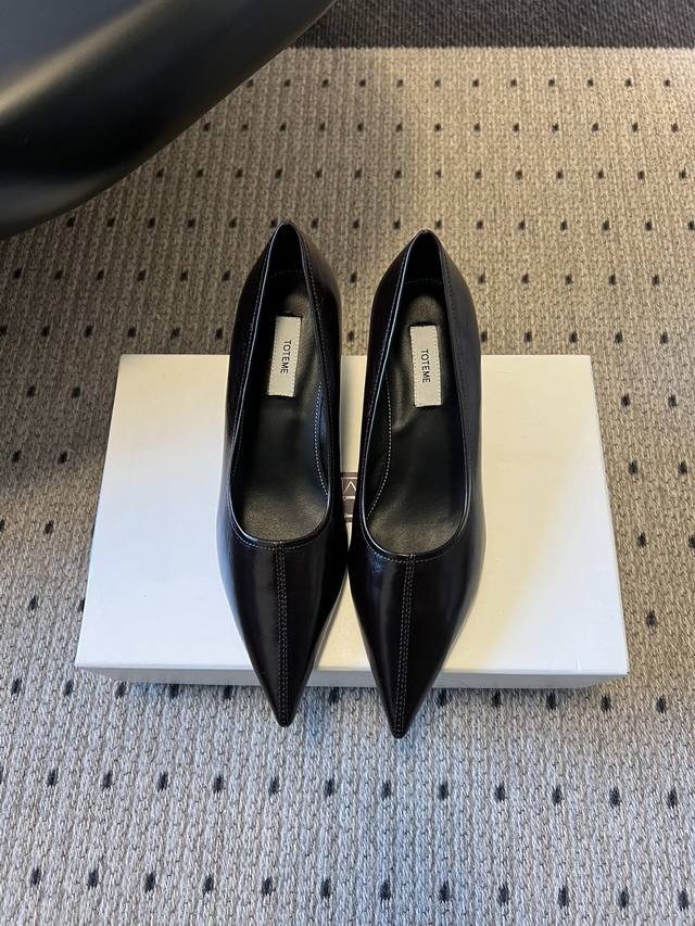 Totem*26Ss早春新款尖头穆勒坡跟高跟鞋 DDD 鞋面选用细腻的哑光皮革，触感柔软且质感高级；鞋身无多余装饰，仅以简洁的车线工艺勾勒轮廓，延续Toteme