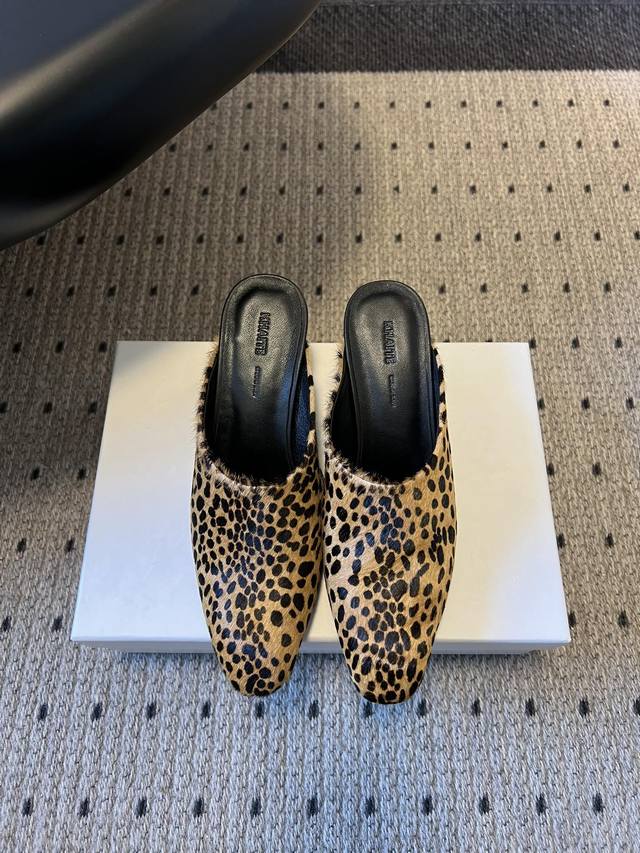 Khait*26Ss早春新款尖头穆勒半拖高跟鞋 DDD 采用微方尖的穆勒半拖鞋型,鞋头线条利落且略带圆润弧度,不挑脚型还能修饰脚部比例;无后跟的穿脱设计便捷性拉 Khait*26Ss早春新款尖头穆勒半拖高跟鞋 DDD 采用微方尖的穆勒半拖鞋型,鞋头线条利落且略带圆润弧度,不挑脚型还能修饰脚部比例;无后跟的穿脱设计便捷性拉