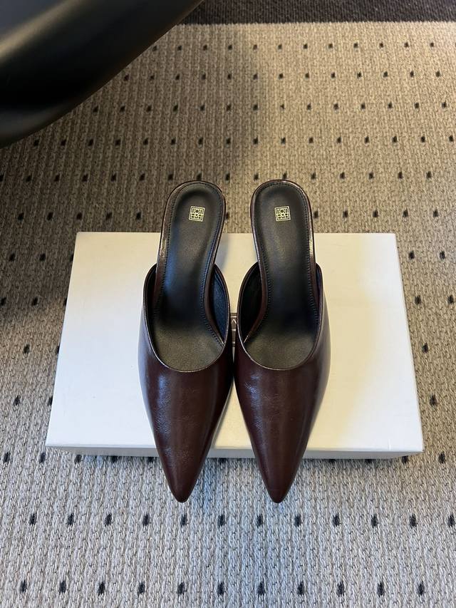 Totem*26Ss早春新款尖头穆勒高跟鞋半拖鞋 DDD 采用尖头细高跟的经典穆勒鞋型,无后跟的半拖设计兼具优雅与便捷性;鞋头尖锐且线条利落,鞋跟高度适中,既修 Totem*26Ss早春新款尖头穆勒高跟鞋半拖鞋 DDD 采用尖头细高跟的经典穆勒鞋型,无后跟的半拖设计兼具优雅与便捷性;鞋头尖锐且线条利落,鞋跟高度适中,既修