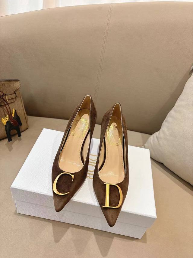 迪奥 Dior 2026早春走秀新款C’Est高定系列果冻色高跟尖头女鞋 明星同款Cd字母Logo五金扣细跟浅口单鞋 市面顶级高端版本 DDD 材质:鞋面进口小