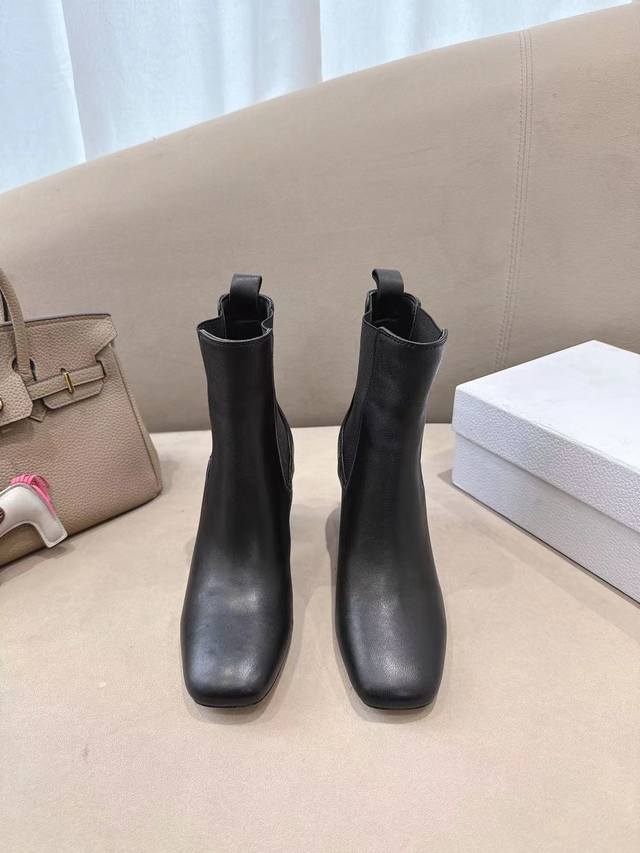 秋冬新款Dior2025 D-Sha粗跟短靴 DDD 这款 D-Shadow高跟套筒靴子 双层松紧 秋冬搭配 8厘米圆柱形鞋跟和鞋跟品牌特色细节电度片彰显时尚高