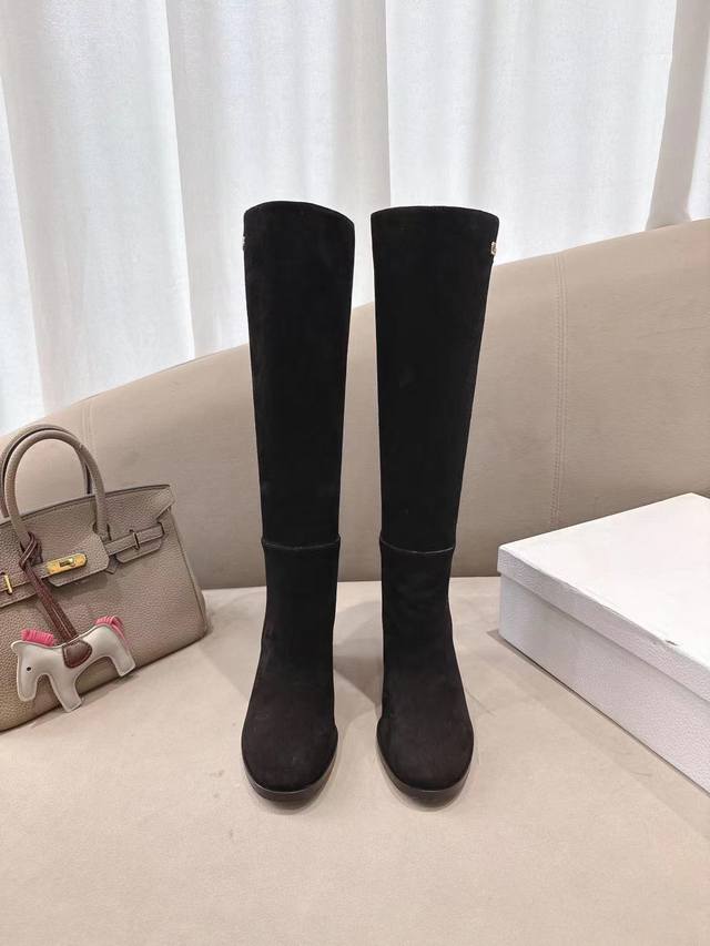 这款D-Town带跟靴子是2025冬季成衣新品系列朋克风粗跟圆头女靴显高瘦不累脚～ 面料：牛皮 内里：羊皮 跟高：8Cm 大底：真皮注塑底 DDD