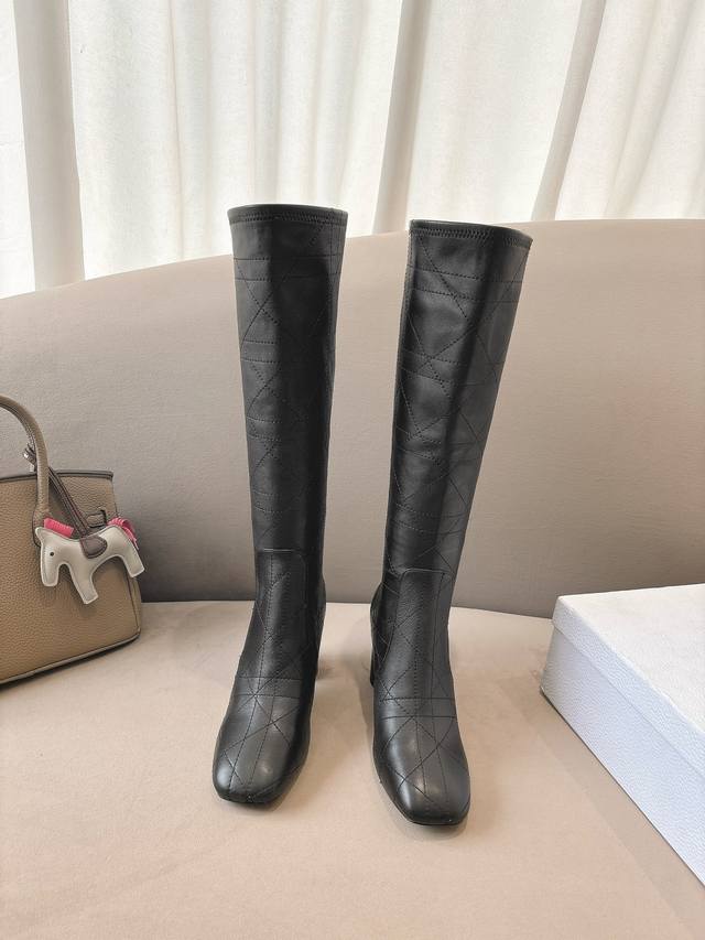 秋冬新款Dior D-Shadow藤格纹粗跟短靴 长靴 DDD 这款 D-Shadow靴优雅时尚。采用黑色皮革效果弹力面料精心制作，饰以超大藤格纹图案，致敬玛丽