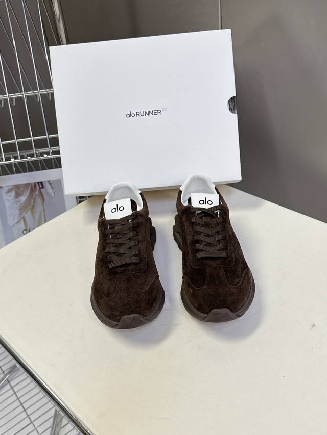 Alo秋冬新款 厚底舒适 情侣款 休闲 运动跑步瑜伽鞋 DDD 今年超火的品牌 好多明星网红种草 上脚超级百搭！而且超级舒适！是厚底款但是上脚一点都不沉非常轻便