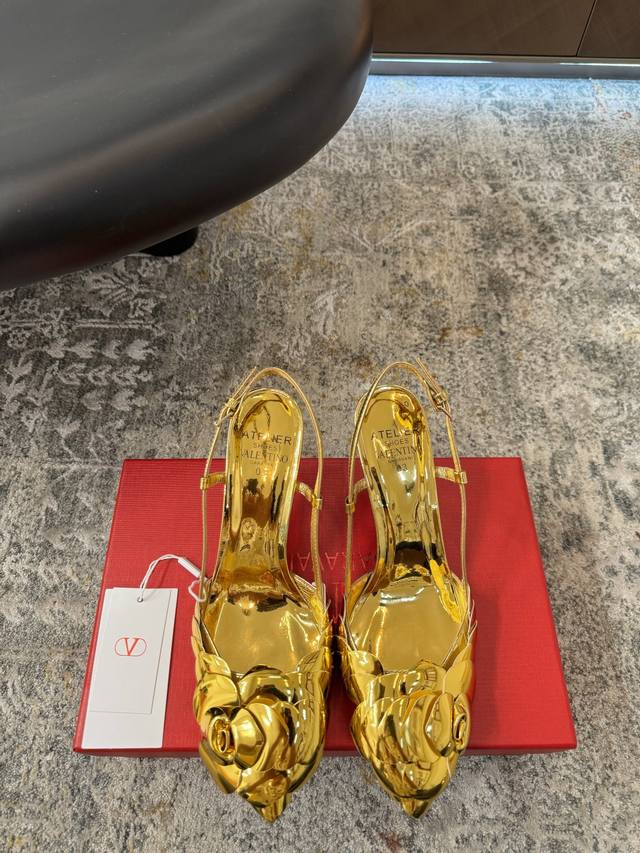 新品 DDD ★面料 镜面牛 DDD 内里 羊皮 DDD 鞋底 牛皮 DDD 优雅风格 创造不一样的感觉 DDD 跟高8.5 Cm 专柜包装 DDD 简约气质款