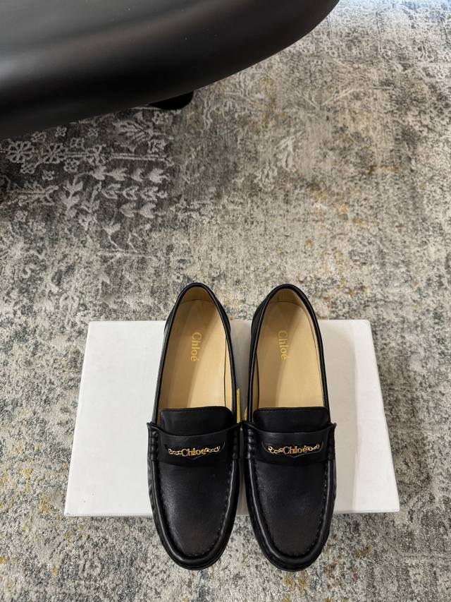 春夏新品 DDD 面料 羊皮 DDD 内里 羊皮 DDD 鞋底 牛皮 DDD 优雅风格 创造不一样的感觉 DDD 跟高 2 Cm 专柜包装 DDD 简约气质款式