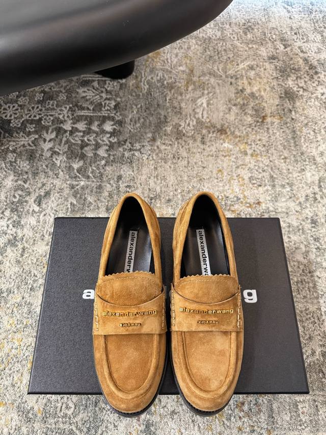 早春新品 DDD 面料 羊反绒 DDD 内里 羊皮 DDD 鞋底 橡胶底 DDD 优雅风格 创造不一样的感觉 DDD 跟高 5.5 Cm 专柜包装 DDD 简约