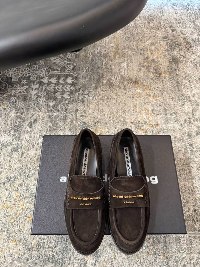 早春新品 DDD 面料 羊反绒 DDD 内里 羊皮 DDD 鞋底 橡胶底 DDD 优雅风格 创造不一样的感觉 DDD 跟高 2.5 Cm 专柜包装 DDD 简约