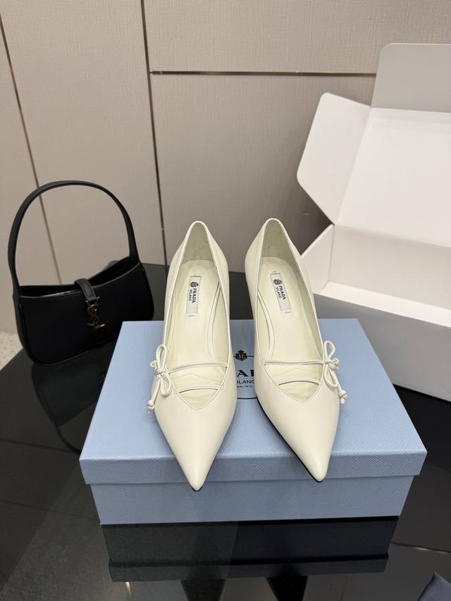 要飞机盒加10 DDD Prada 普拉达26Wf早春新品尖头高跟鞋 DDD 当亮橙色秀场的阳光穿透钢窗 DDD 这双走秀高跟鞋踏光而来 DDD 以“构筑之躯”