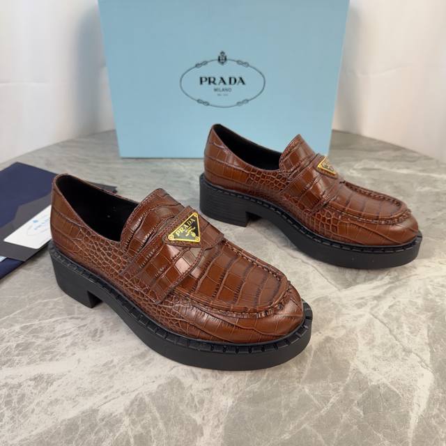 男加10 DDD 普拉达乐福鞋经典系列，顶级版本！ DDD 原版开模饰扣，永不变形。鞋面油边工艺 DDD 面：进口鳄鱼纹牛皮 DDD 里：丝绸牛皮，柔软滑 DD